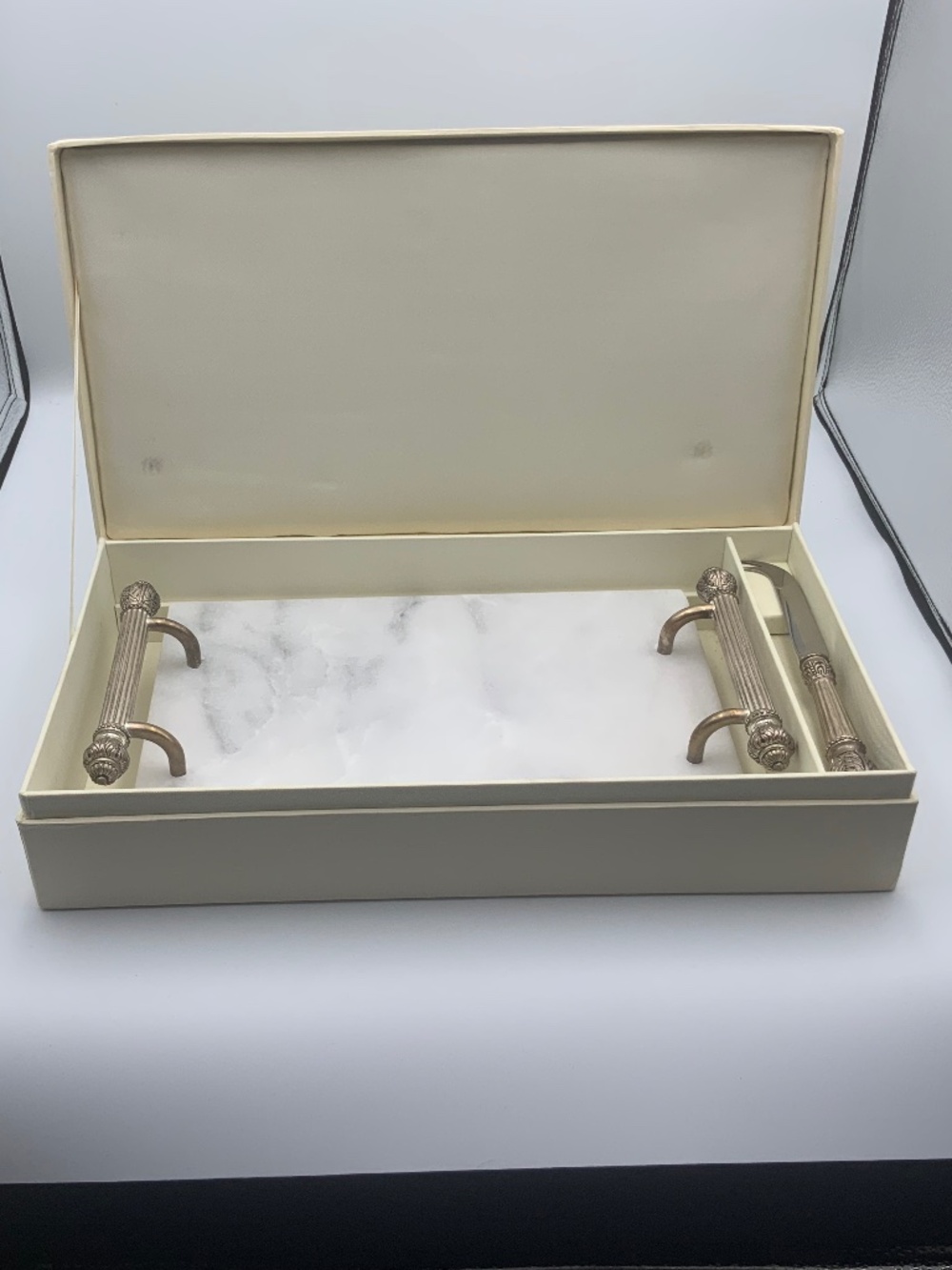 NEIMAN MARCUS MARBLE CHEESEBOARD WITH KNIFE